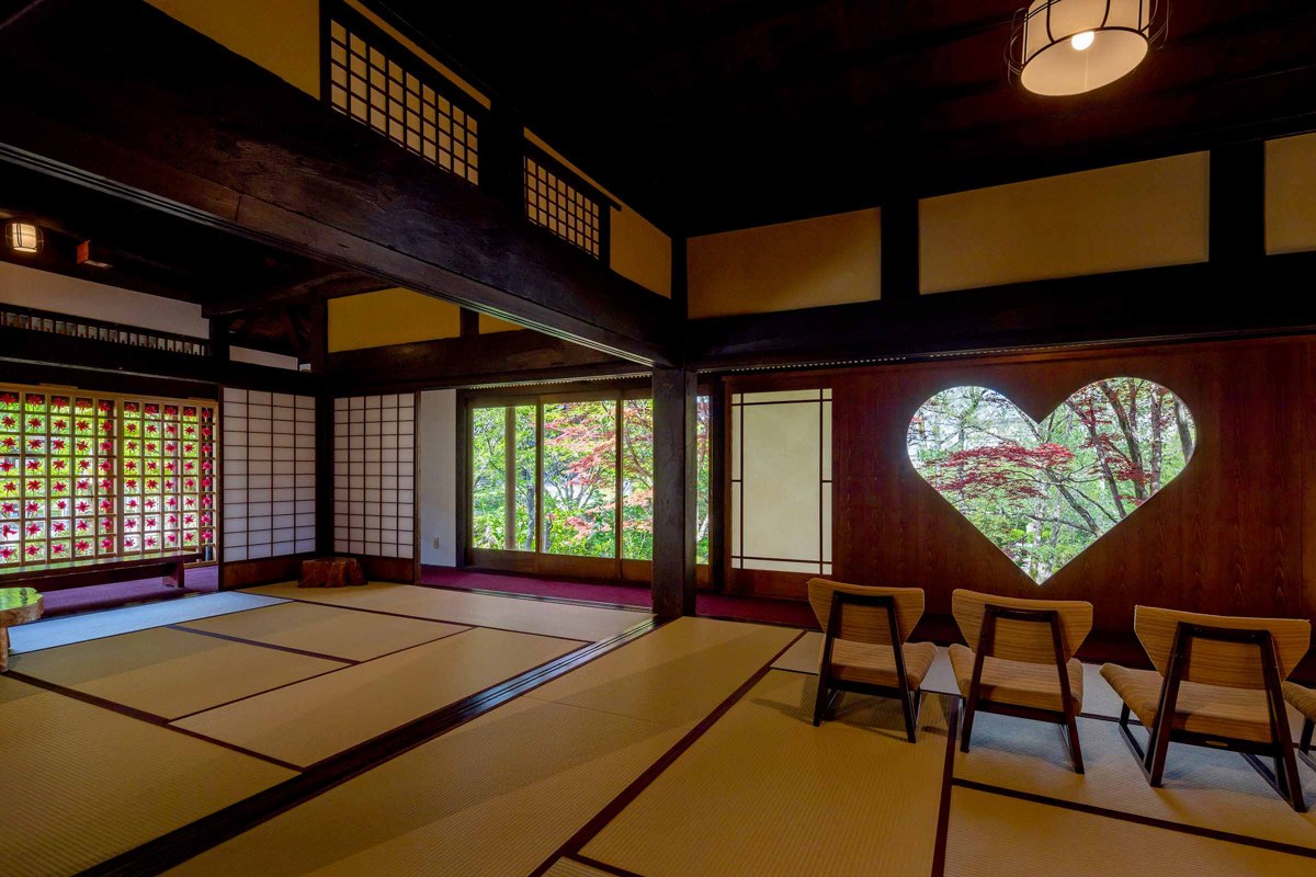 畳の部屋の壁にハートの形の窓が開いた伝統美術の館