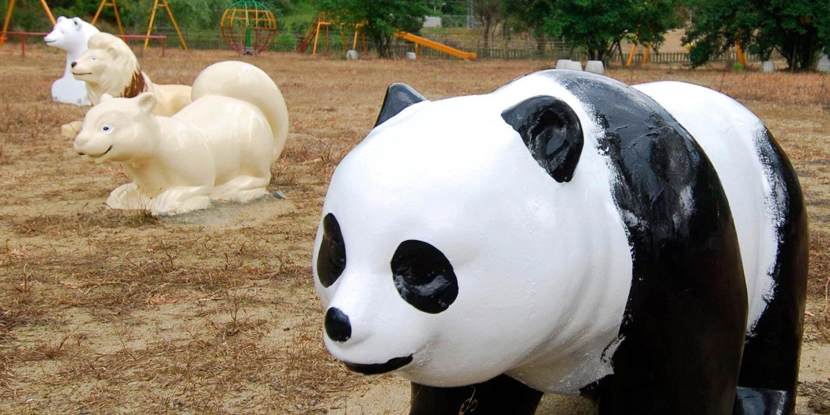 芝生の上に置かれたパンダとうさぎの形の遊具