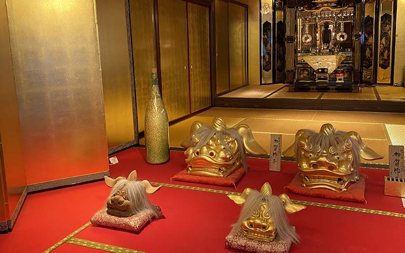 金色の仏壇と金の獅子が並ぶ金箔の館の展示