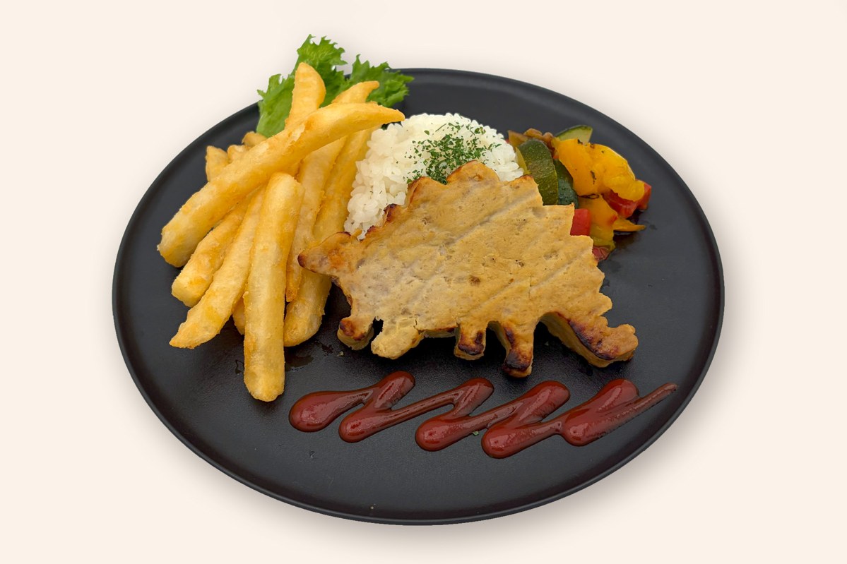 ステゴサウルスの形のハンバーグにポテトとライスを添えた子ども向けプレート