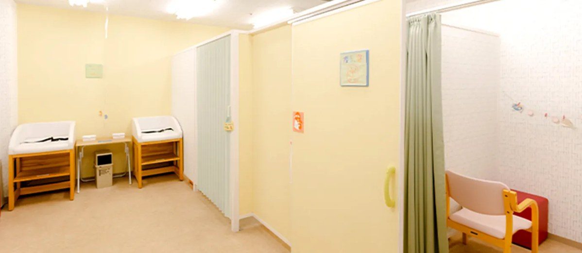 おむつ替え台が2台並び、カーテンで仕切られた授乳室