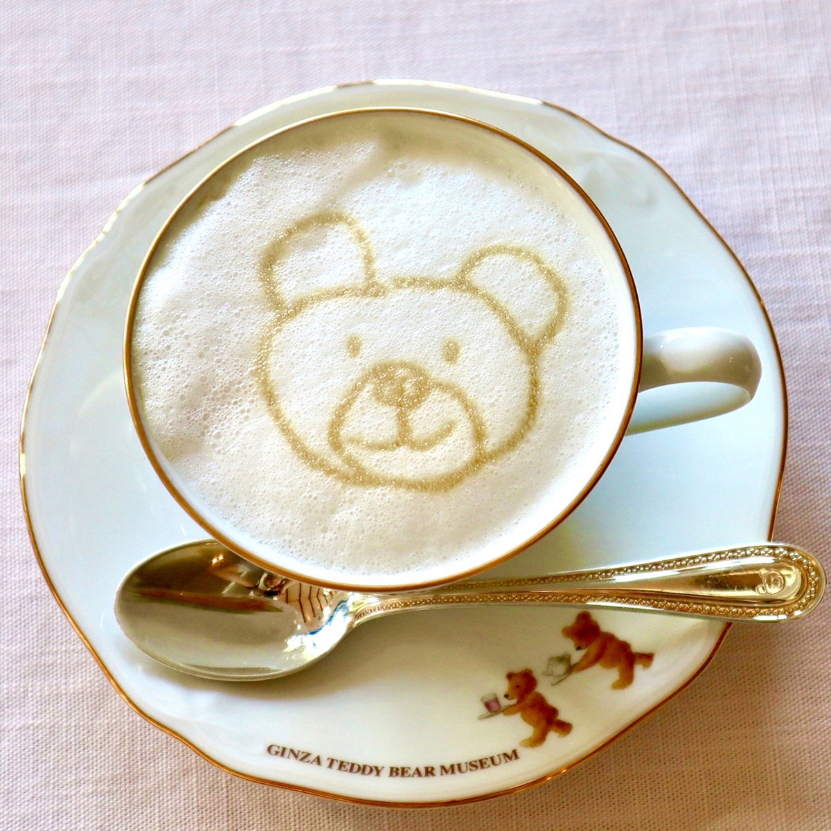 クマの顔を描いたカフェラテ