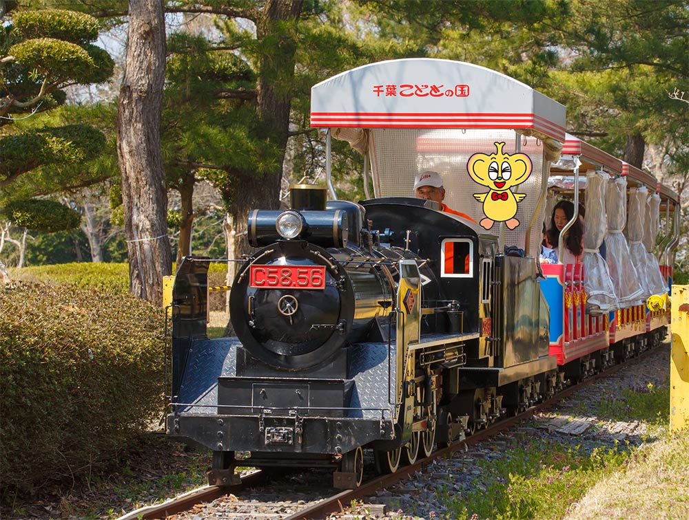松林の線路を走るミニSL型のキッズダムトレイン
