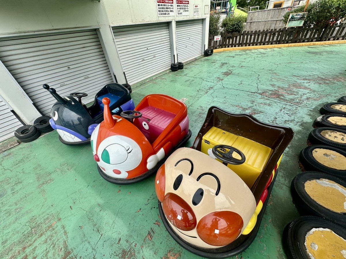 アンパンマンの顔の形をした小さなカートが並ぶチビッカートの乗り場
