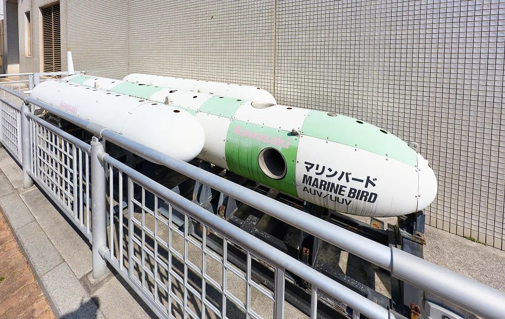 屋外に置かれた白と緑の無人潜水機マリンバード