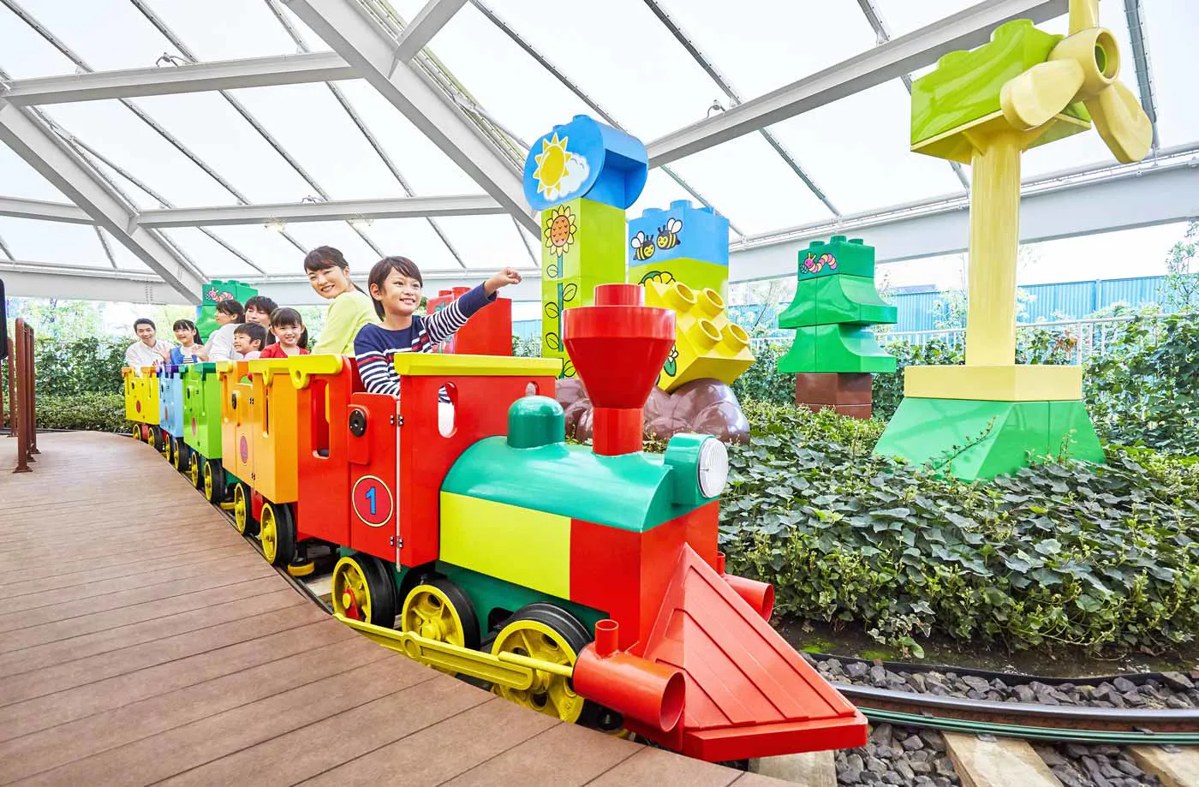 屋根の下を走るカラフルなブロックの汽車