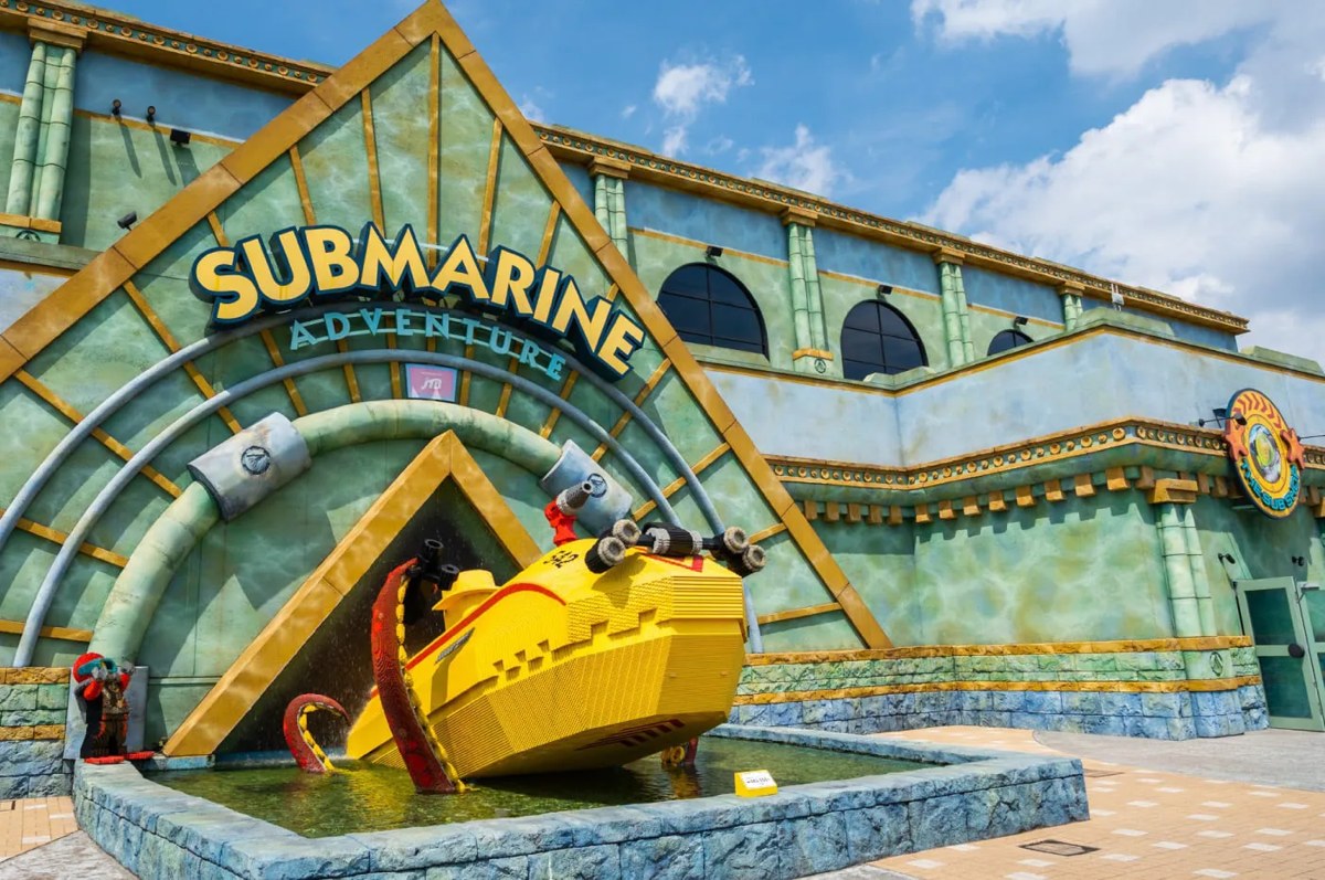 SUBMARINEの看板がかかった建物と黄色い潜水艦のモデル
