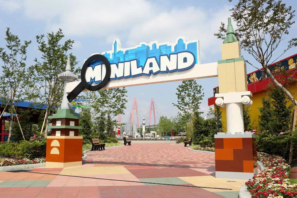 MINILANDの文字が掲げられたミニランドの入口