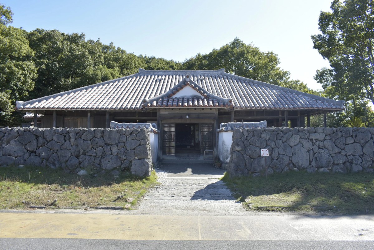 石垣に囲まれた赤瓦の沖縄 石垣島の家