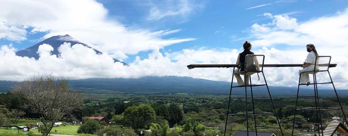 高台のブランコの向こうに富士山と朝霧高原が見える