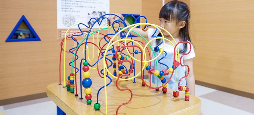 色とりどりの玉が針金に通った木のおもちゃ