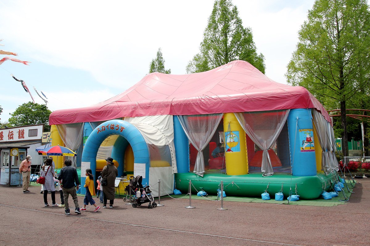 ピンクの屋根がついた、カラフルなふわふわ遊具