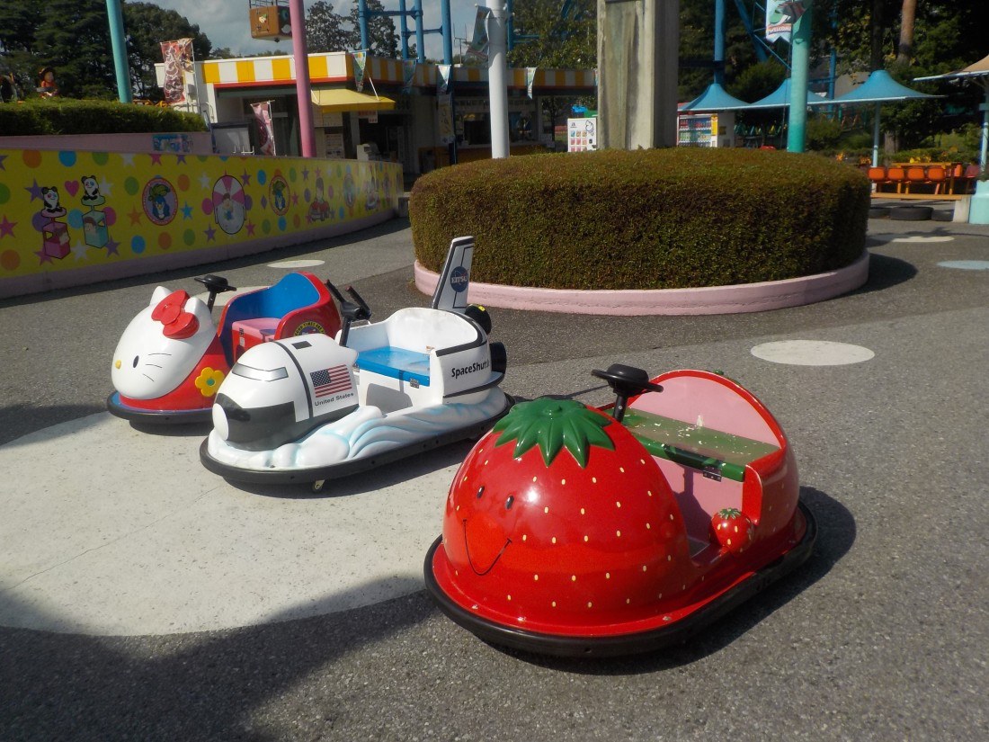 広場に並ぶいちごの形やバイクの形のバッテリーカー