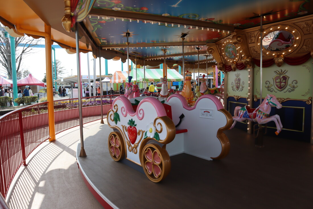 メリーゴーランドのいちごの形の馬車