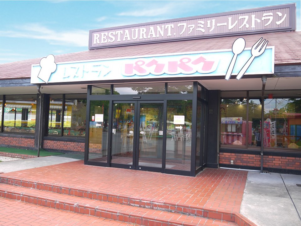 ファミリーレストランの看板を掲げたガラス張りの入口