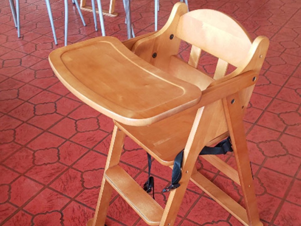 テーブル付きの木製の子ども用ハイチェア