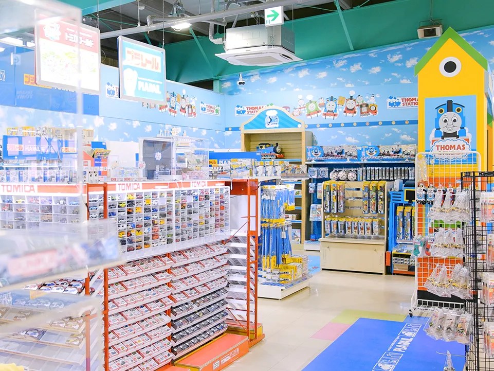 トミカの箱が棚一面に並ぶおもちゃ売り場